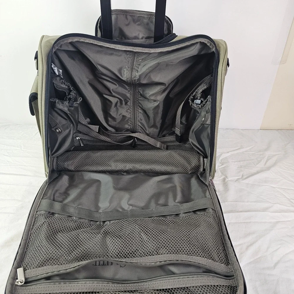 Travelsmith Beige Black Rolling Personal Luggage Carry-on Bag Duffel Zip Pockets